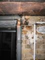 Leck in Frischwasserleitung in einem Wohnhauskeller