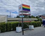 EGS-Turm mit Regenbogenflagge
